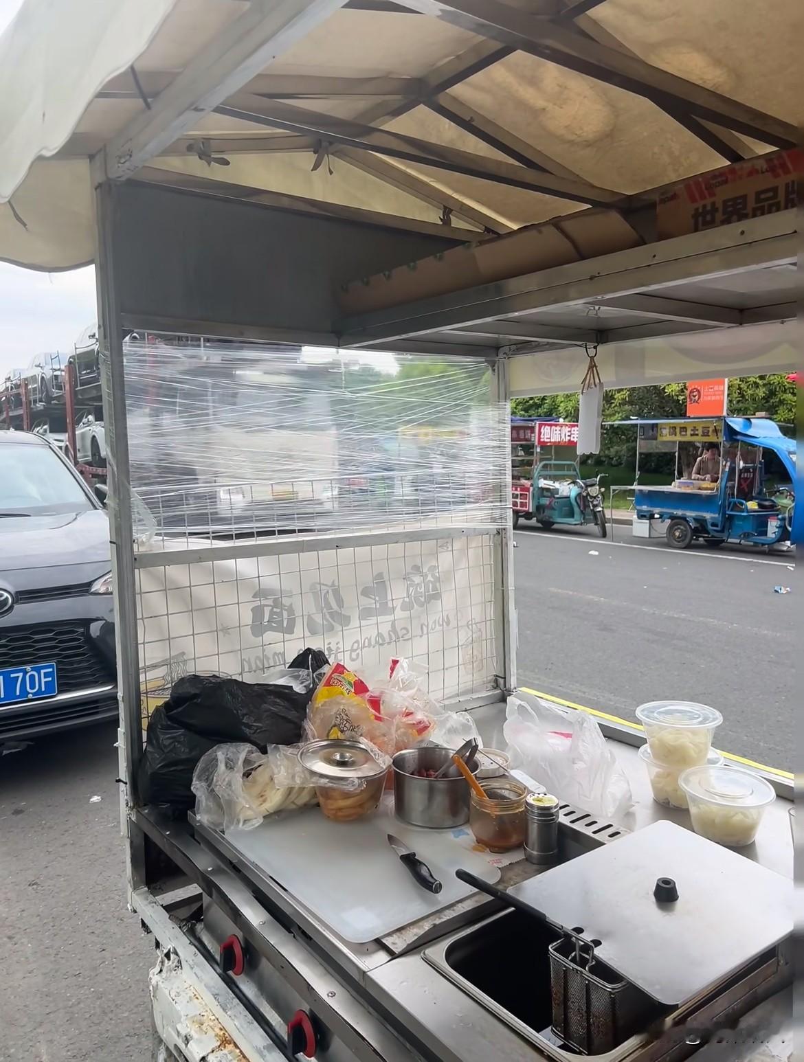 好多人都问摆摊到底挣不挣钱，我觉得这事儿没绝对答案。

有人支个小摊卖小吃，一晚