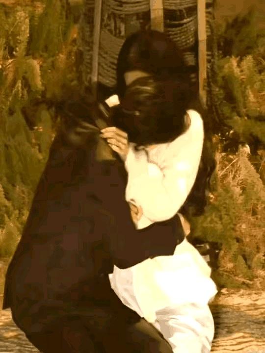 一年到头就见这么一回，到家了还火急火燎的，这是图啥呢？
说实话，两口子异地本来就