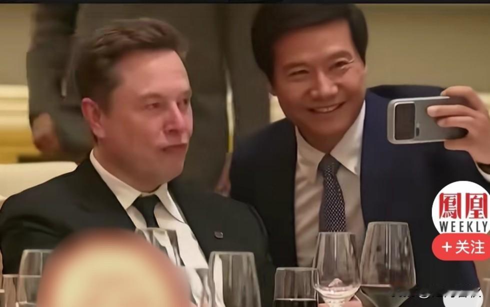 马斯克的小眼神毫不掩饰
整个面部表情都在表达一个意思
我不愿意我不愿意我不愿意[