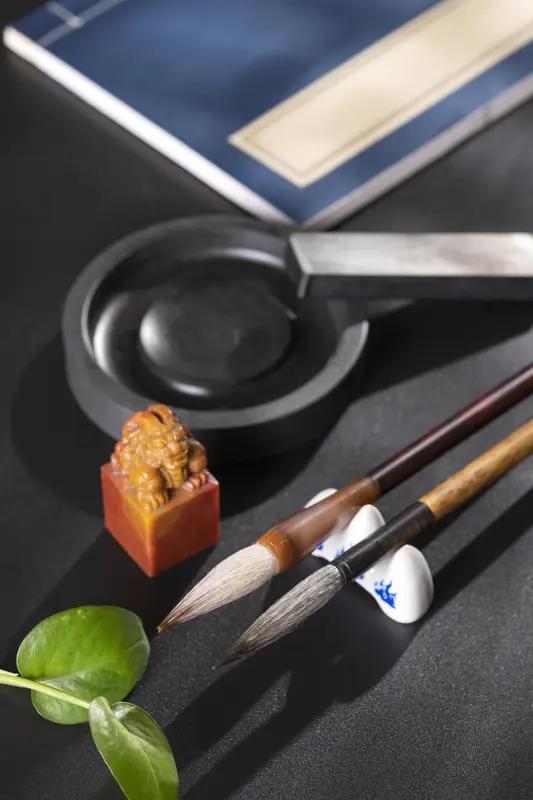 见“琴棋书画门门晓”上联
兴致顿起
对下联趣味十足
讲究对仗平仄
“柴米油盐样样