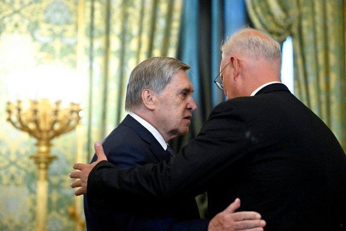 欧媒，据普的助手尤里·乌沙科夫透露，克里姆林已先发制人地驳回了美乌欧盟和平计划的