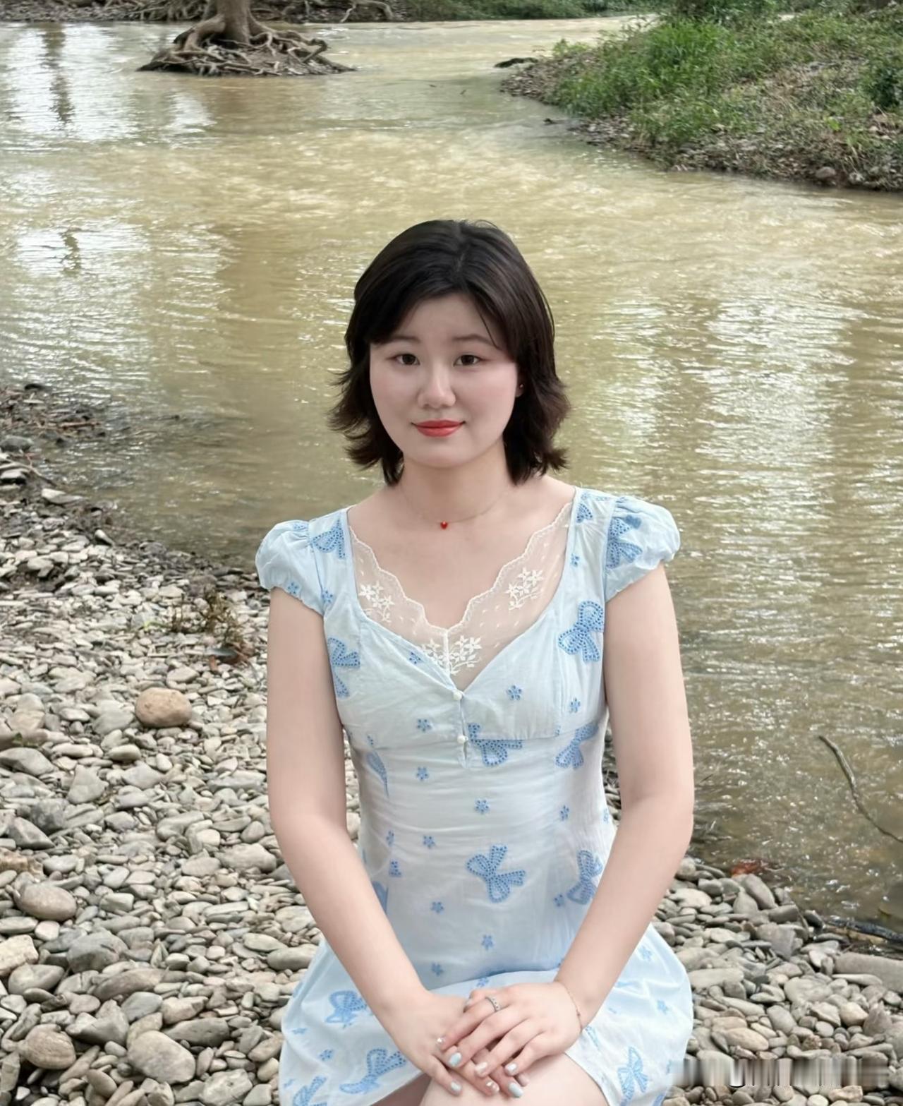 水仙子·溪畔闲姿
 
清溪漱石浪轻柔，短发风舒眉眼悠。
蓝裙缀蝶春光溜，静临汀石