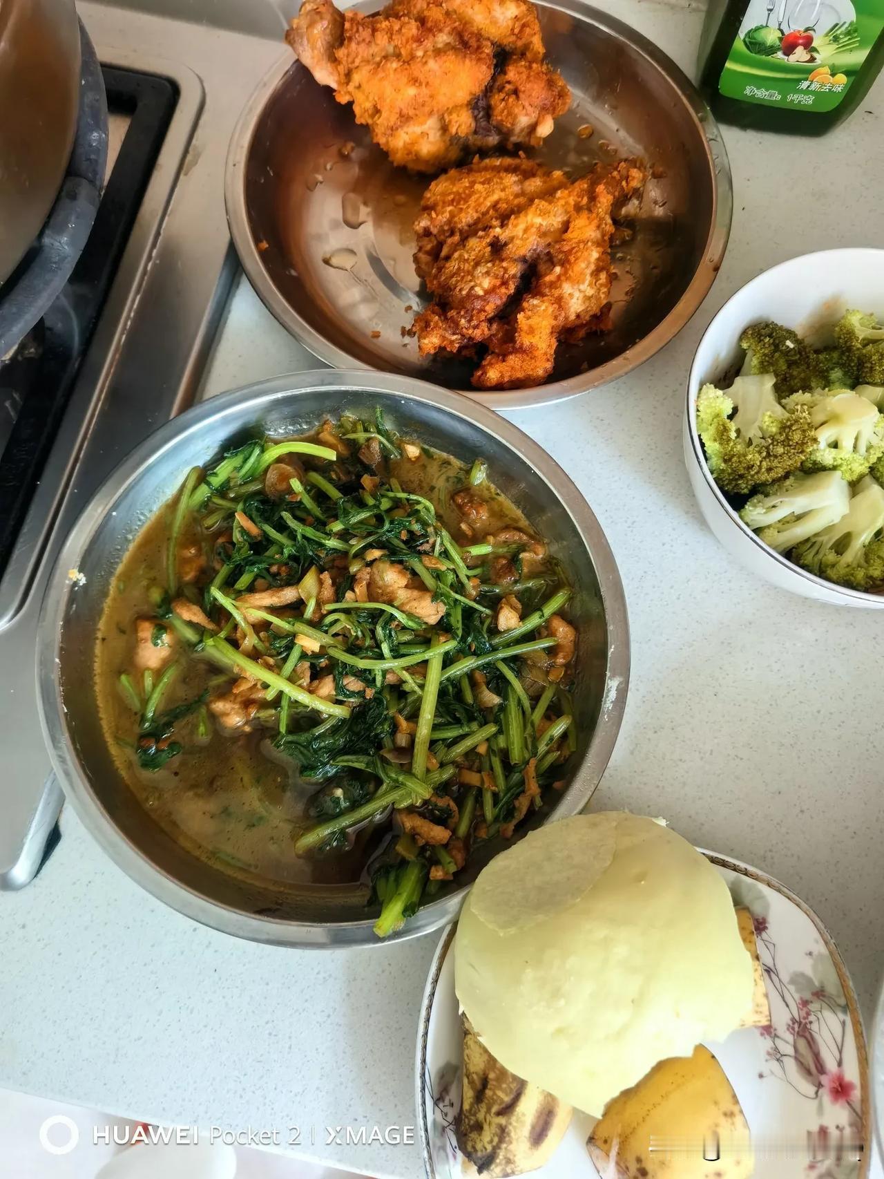 记录美好生活第六天，中午给两个娃炸了鸡腿，做了肉炒茼蒿，馒头。我的是蒸🍆绊鸡胸