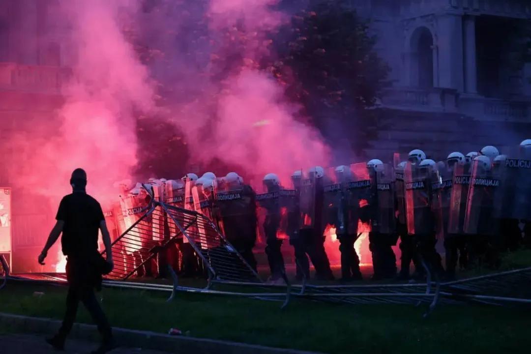 武契齐刚到中国，塞尔维亚国内就爆发了大规模抗议示威，要求武契齐下台并提前举行选举