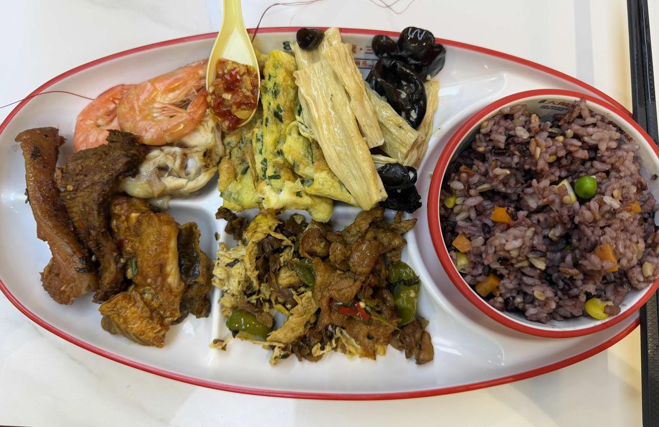 曾几何时，广州开始兴起这种称重的快餐，拿起托盘，一路夹菜，每款想吃的菜式都来一点
