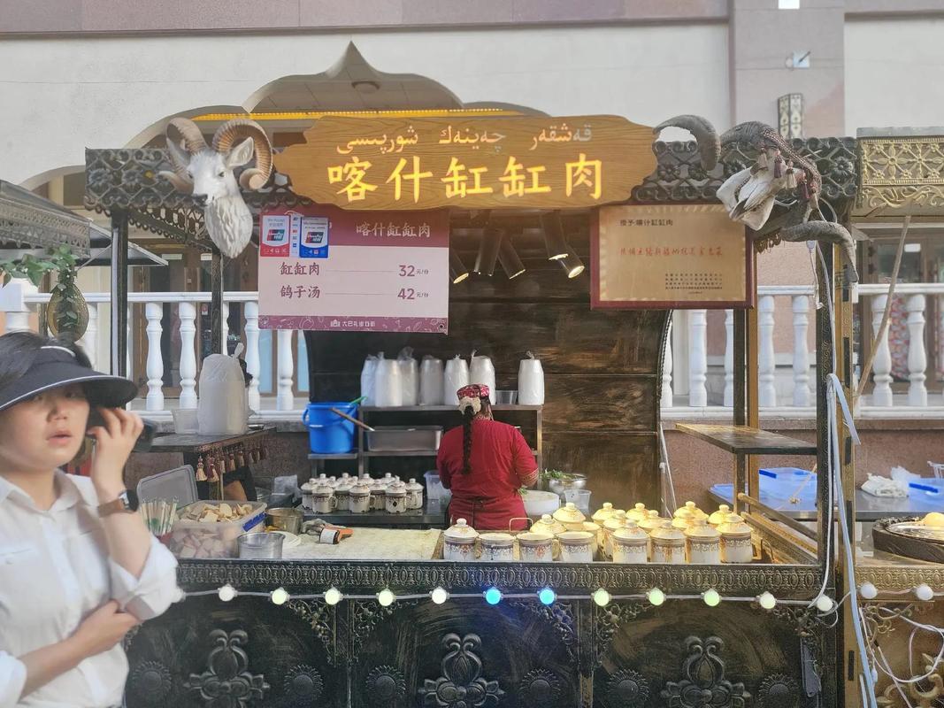 大巴扎美食街：一口吃掉整个新疆

来乌鲁木齐，怎能错过新疆国际大巴扎美食街？这里