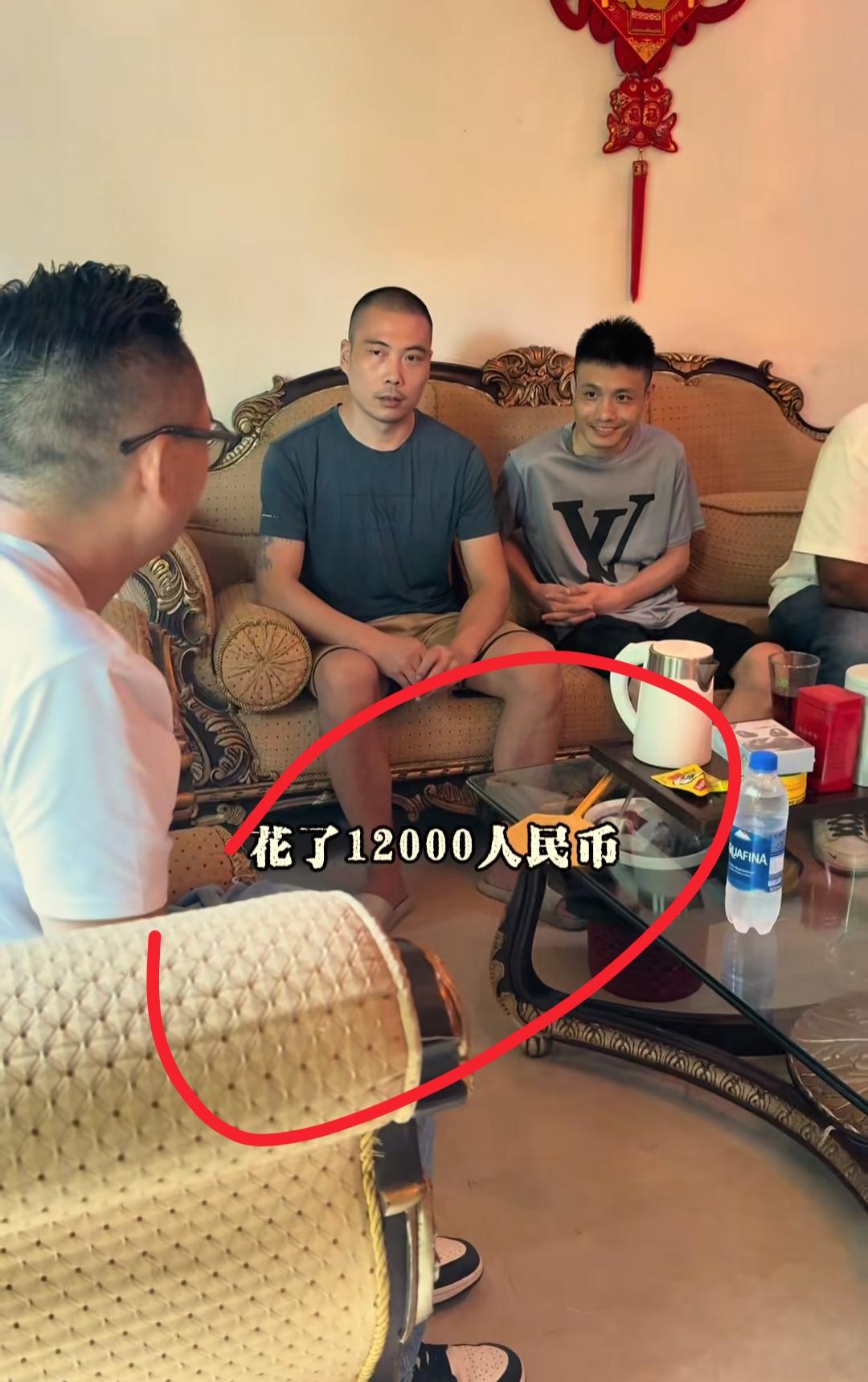 皮衣哥曝光跨国娶妻内幕视频一出，全网网友都傻了！
不是娶妻成本太高
而是黑中介暴