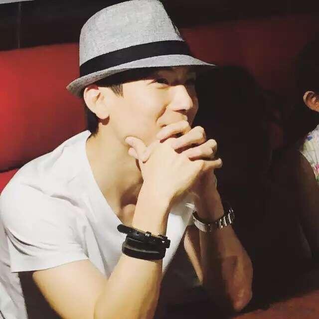 去朋友圈翻之前去三亚的图没找着，倒是翻出好多陈楚生，那就康康吧，P9是去马来西亚
