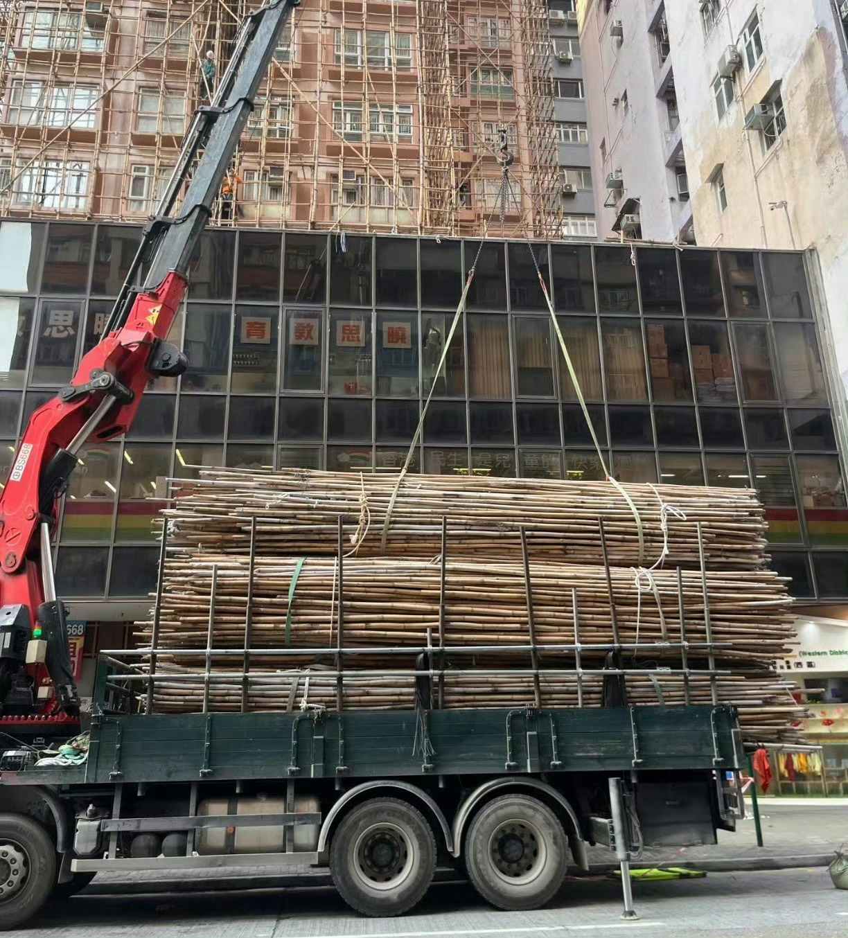 工地防火缺位+竹质脚手架+旧楼消防失效，直接造成了这场灾难……【奇怪的竹脚手架？