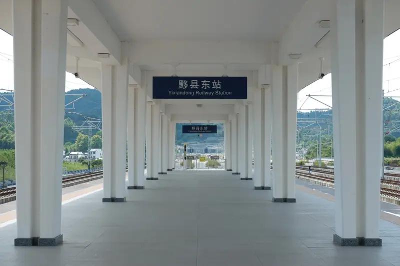 年底通车！
广湛高铁阳春东站建设真是飞速！7月24日晚8时，“阳春东站”字牌点亮