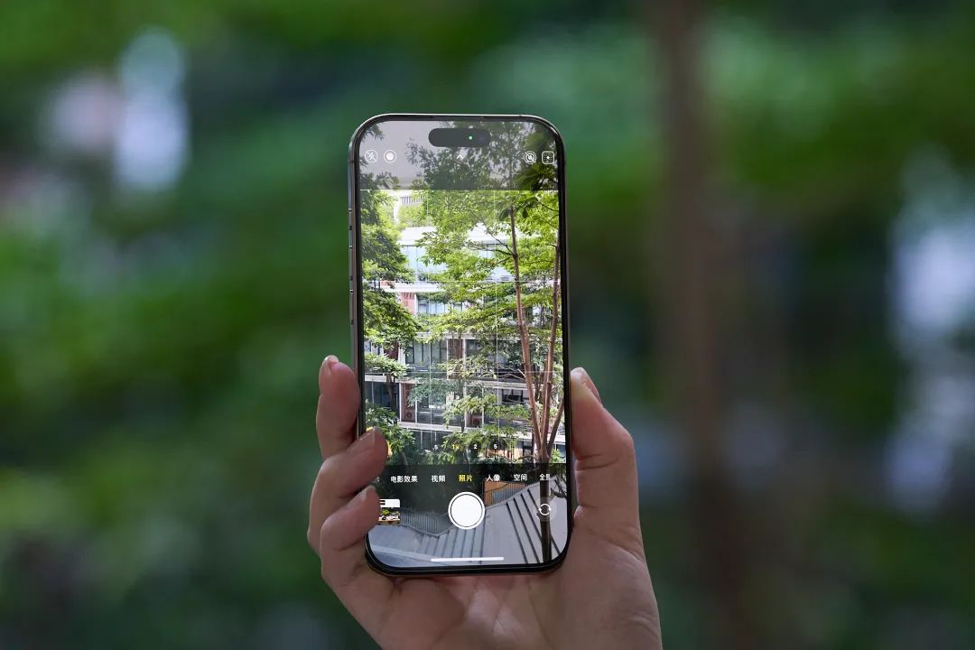 iPhone相机键“二代而亡”，像素级跟风的国产手机尴尬了？