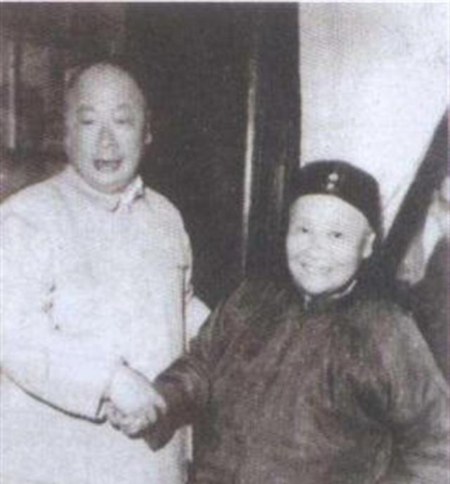 1963年，一妇女在饭店门口要求见陈毅元帅，被警卫员拦住了，她掏出一张纸条递给警