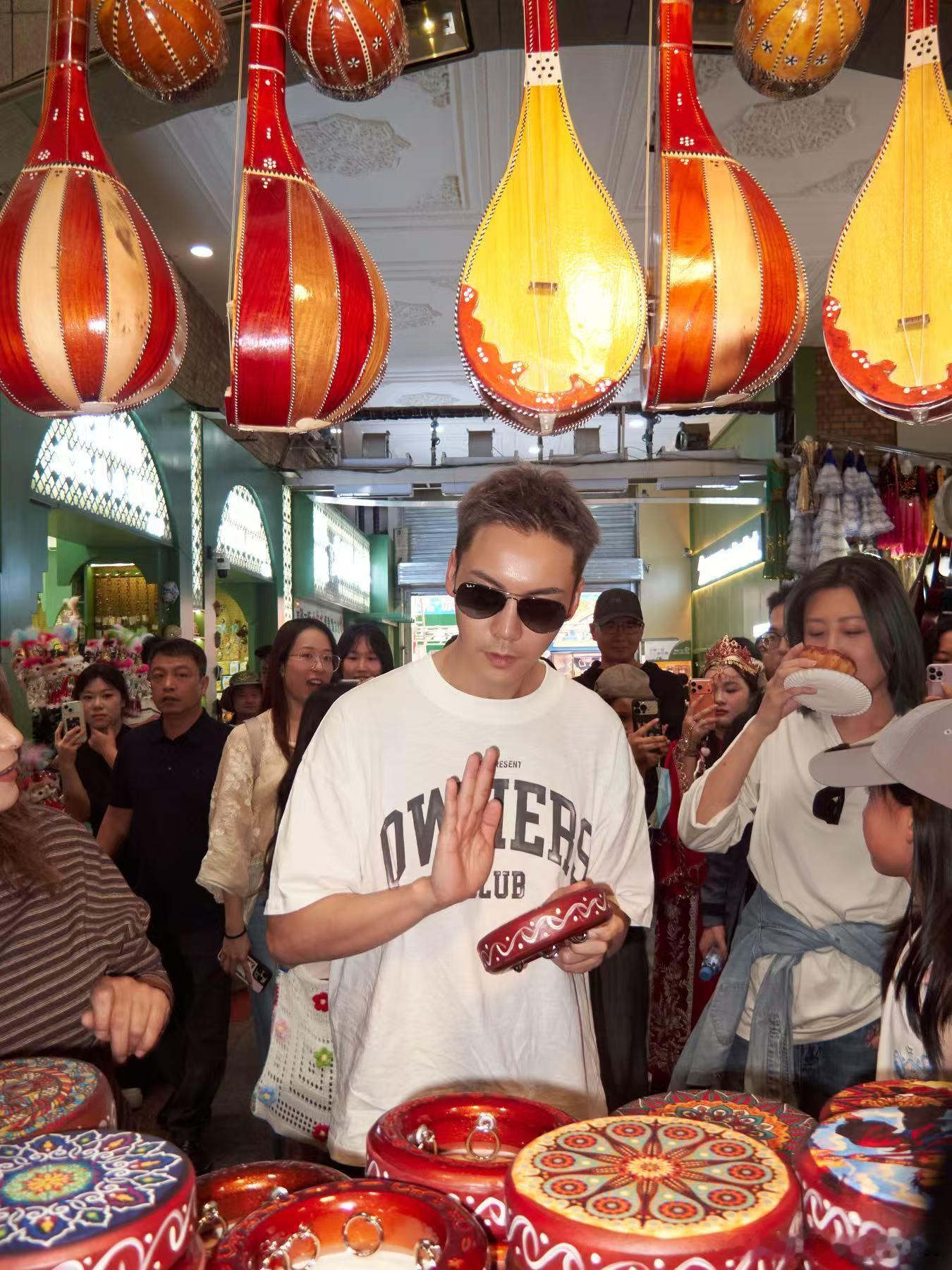 陈伟霆请评论区吃馕传下去评论区抽人送馕了！不是说怕什么来什么嘛，我最怕吃不到饱饱