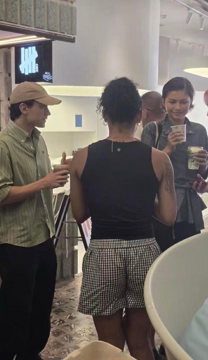 赞达亚荷兰弟现身上海网友上海偶遇赞达亚荷兰弟 小夫妻已经先到啦！ 
