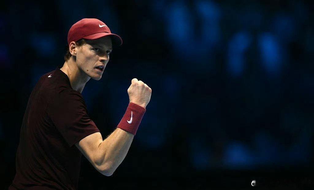 辛纳晋级总决赛四强辛纳以6-4/6-3战胜兹维列夫，连续三年晋级总决赛四强兹维列