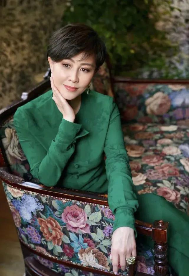 演员，刘嘉玲说，我超能喝酒，我什么酒都喝，我大概五六岁的时候，我每天帮我爸去打酒