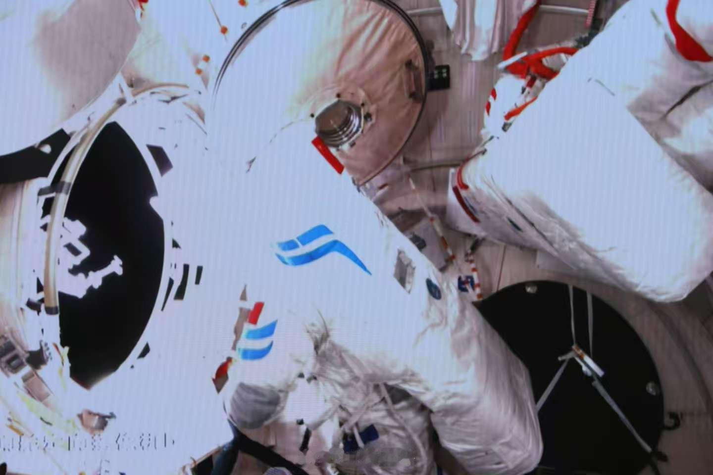 【神21航天员乘组圆满完成第二次出舱】中国军号记者北京电 邓孟、记者刘丹报道：3