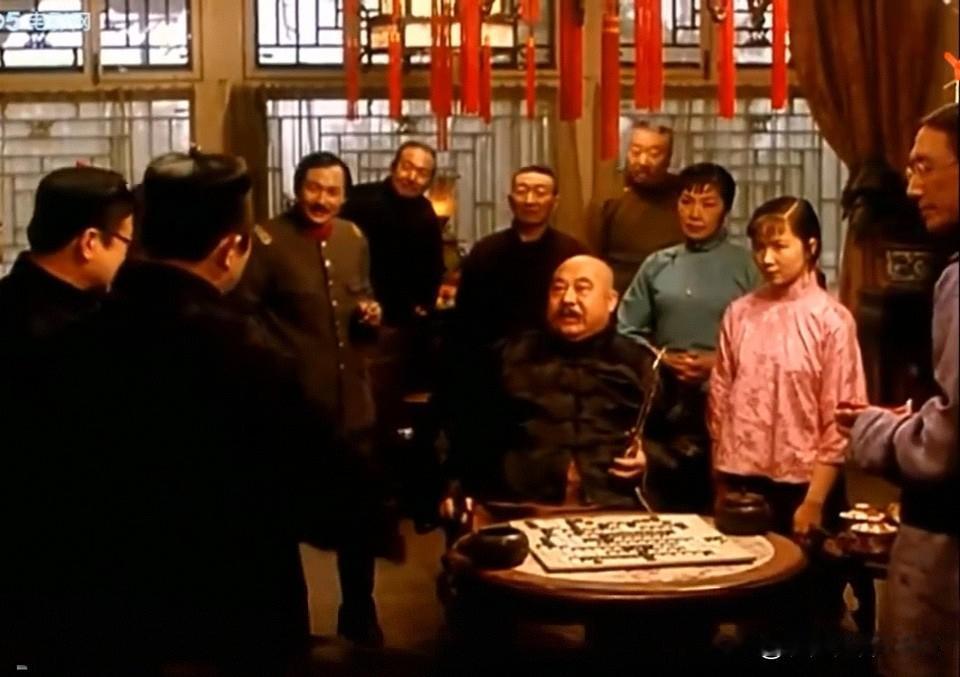 四十多年前的一部老电影的剧照，里面至少有七、八位大家熟悉的演员，你能看出几位？