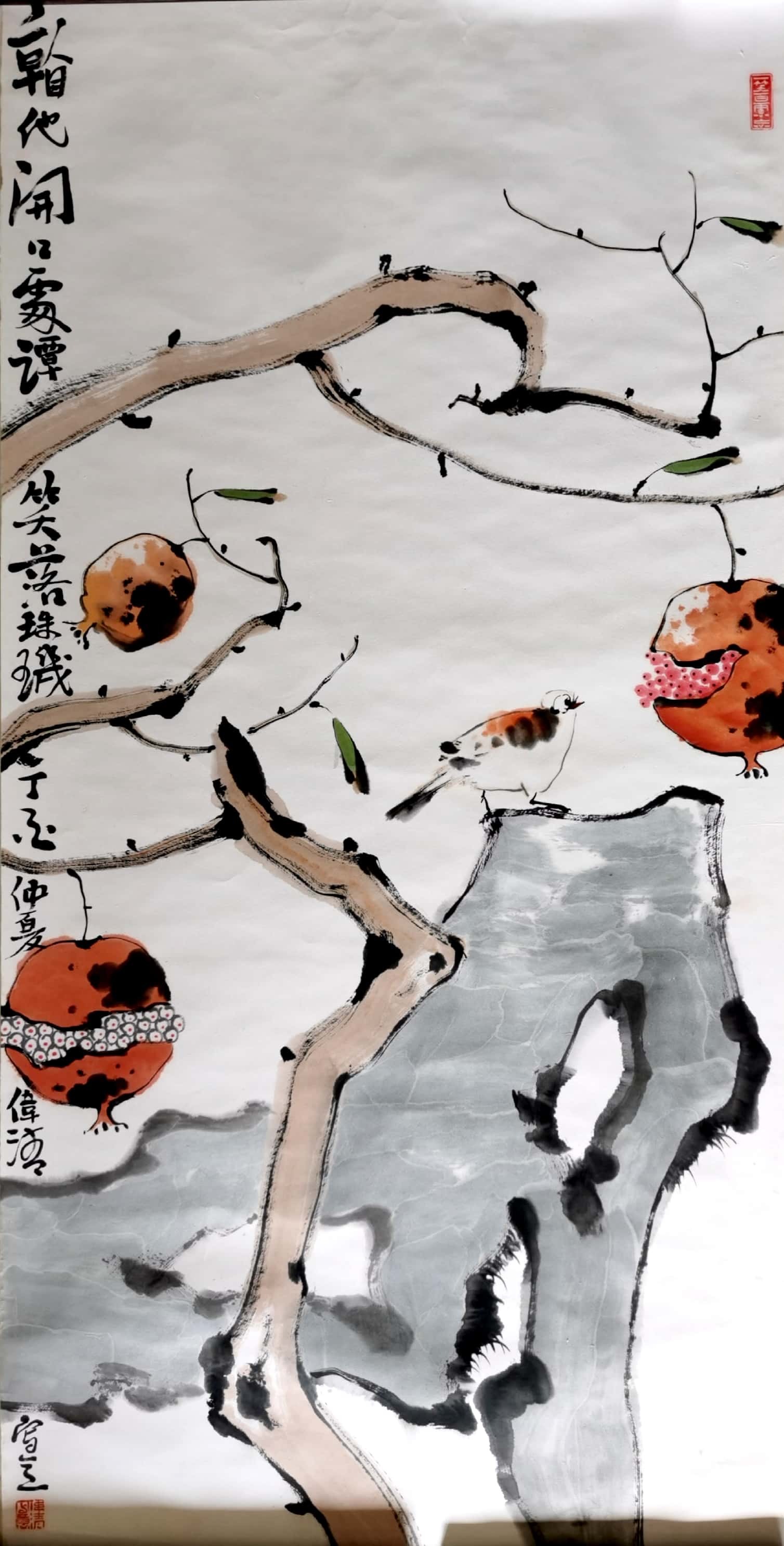 《留白生韵，虚实相生》画家巧妙地运用了留白艺术，大面积的空白并非虚无，而是给观者