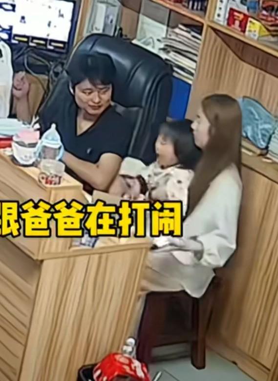 妈妈抱着女儿没坐稳摔倒在地，妈妈摔倒的瞬间，
紧紧护着女儿，
自己的腿磕在了地板