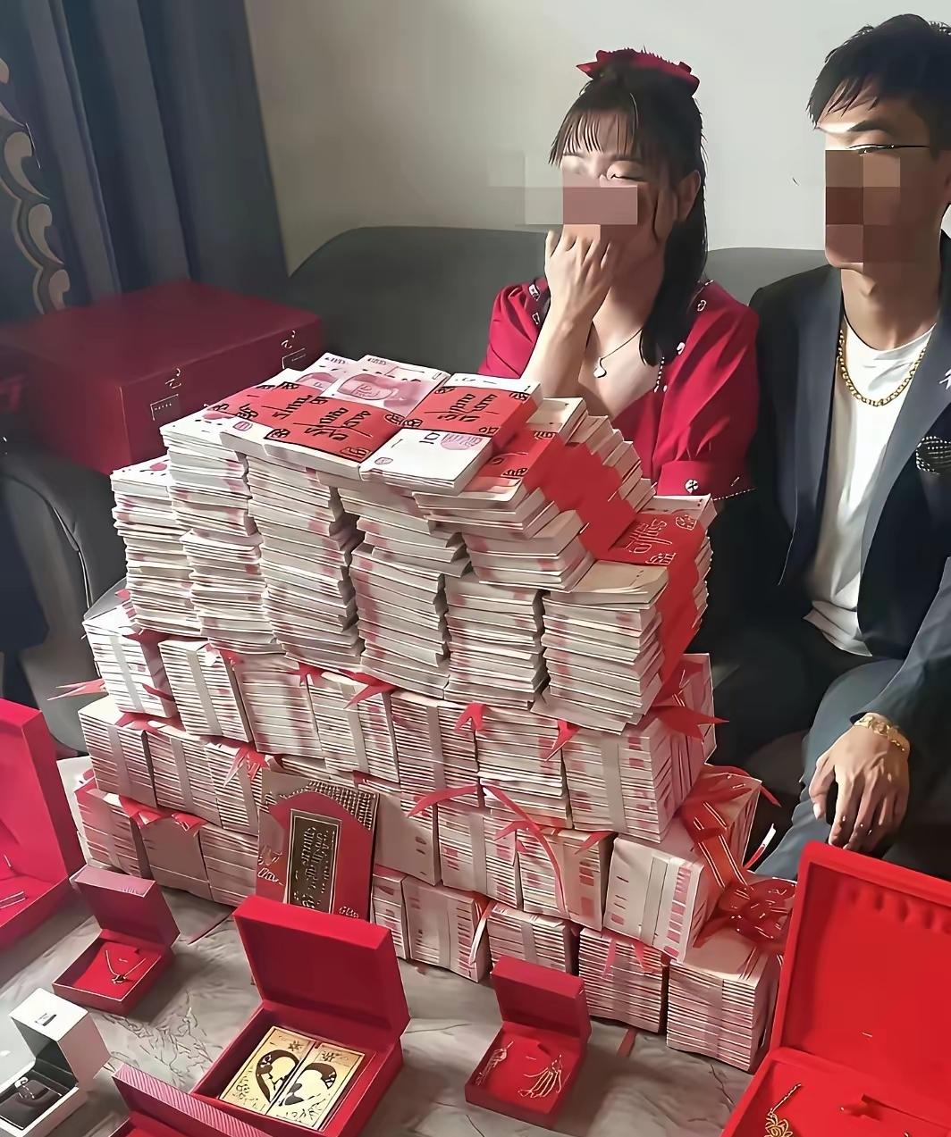 真让人好奇，新娘到底是何方神圣，竟然能让男方拿出这么多的彩礼来娶她！

看看图中
