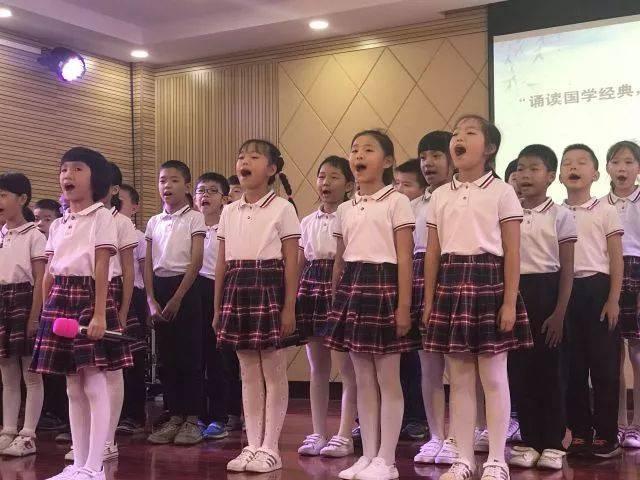 儿童读经的好处，总的来说，可以在以下方面让孩子得到长足的提高。
 
1.人格优化