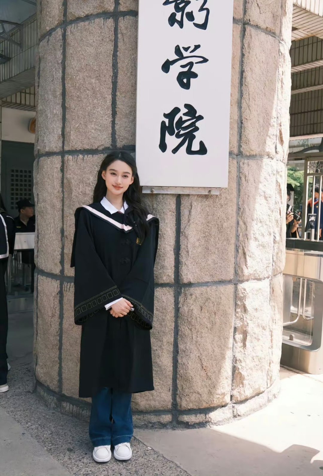 #夏梦好漂亮#夏梦真的好漂亮，大方明媚的长相，又有辨识度，又白又高挑，人群中真的