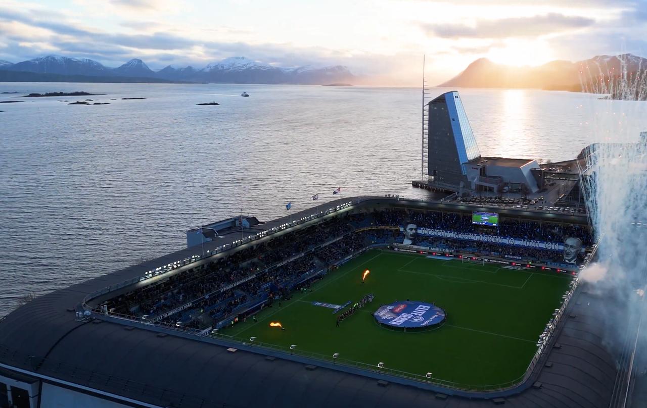 挪威莫尔德的阿克球场，梦幻一般的足球场，能同时看见雪山和大海。算得上是地球上最美