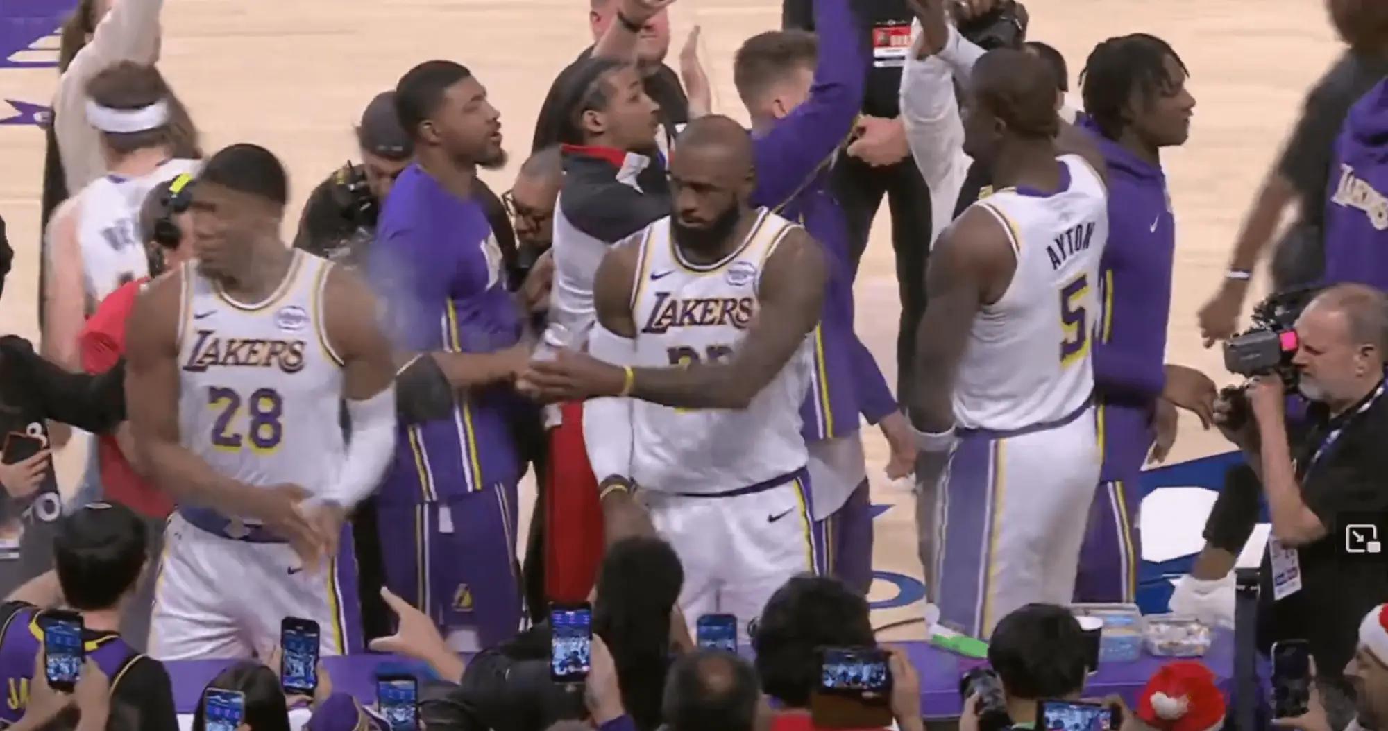 美媒：勒布朗赛前不慎把镁粉撒到八村垒脸上，太离谱了 