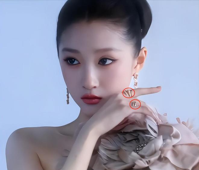 七年之痒情感转变引发关注。关晓彤和鹿晗的互动减少，引发恋情猜测。两人恋情曲折多变
