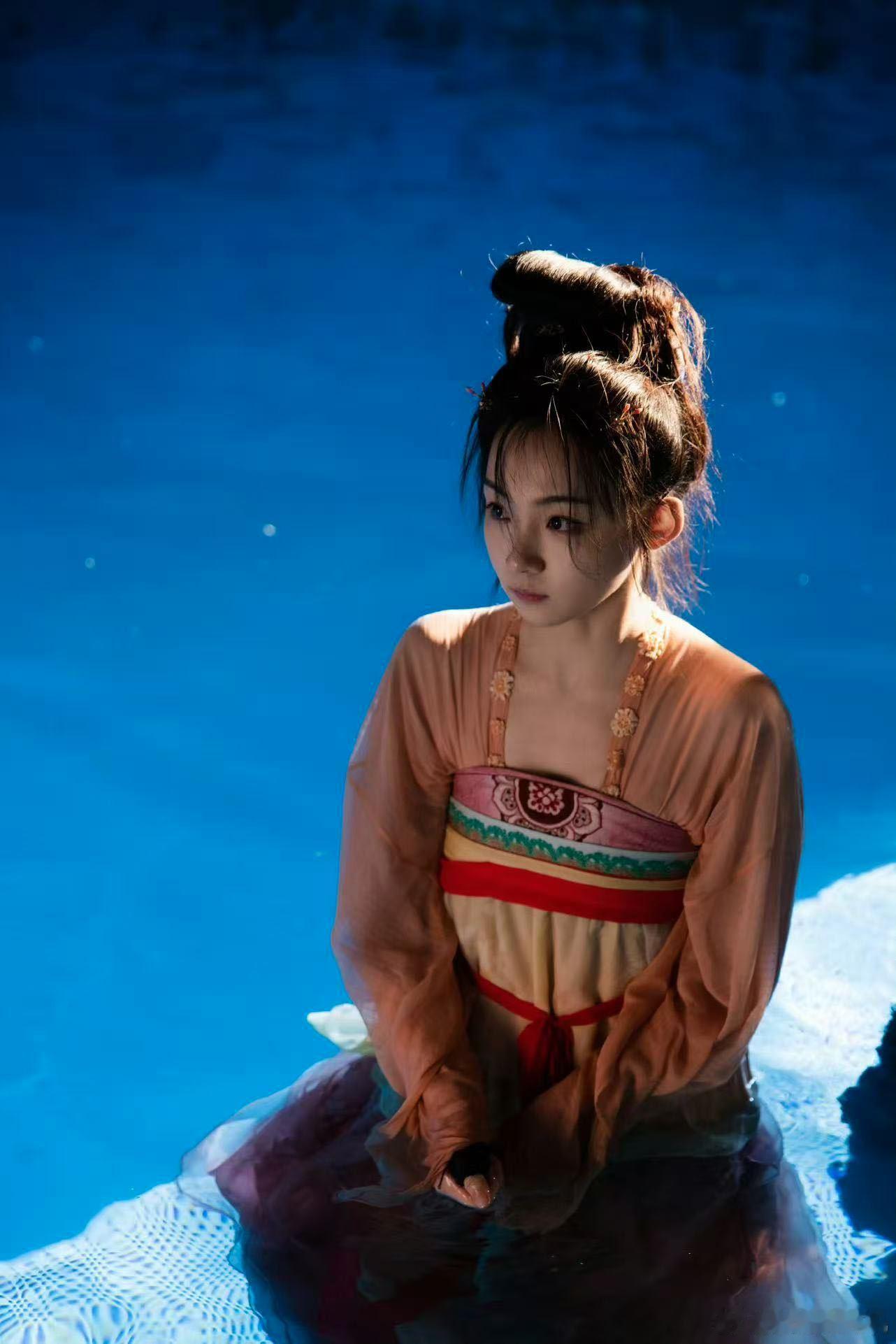 被各种人惦记、一晚上遭遇多次绑架，还要面对控制欲强的母亲，马凡丁把舞阳的无助与坚