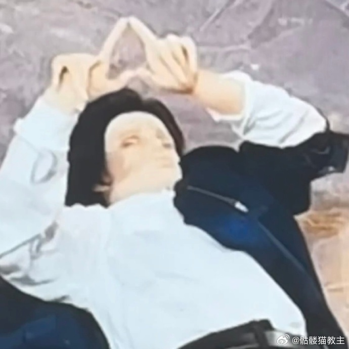 在大侦探连死者都要比心在大侦探连假人都要比心大侦探救命！甄大浪这比心姿势也太洗脑