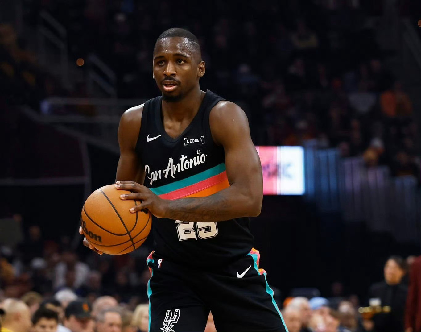 大卫 琼斯-加西亚因右脚踝手术恢复，本赛季报销他是在1月11日奥斯汀马刺￼对阵南