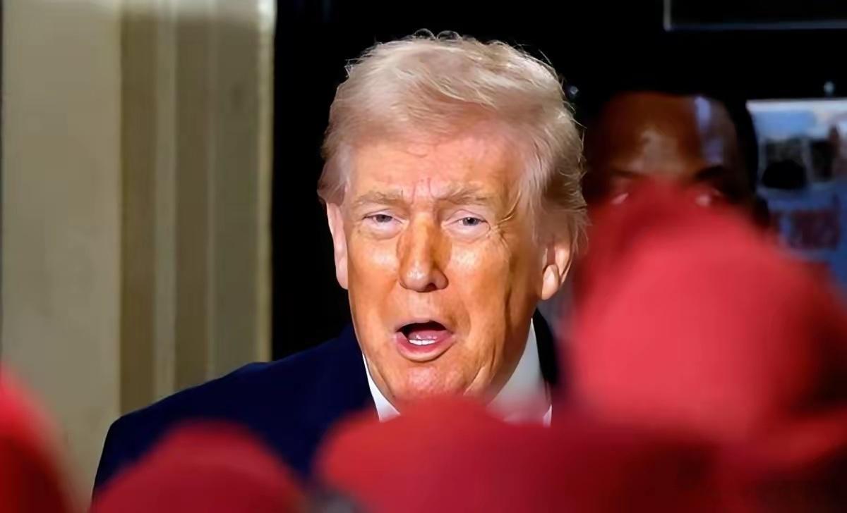 一群刚从委内瑞拉回来的美军精锐，军功章还热乎着，就被特朗普一把拉到镜头前。灯光一