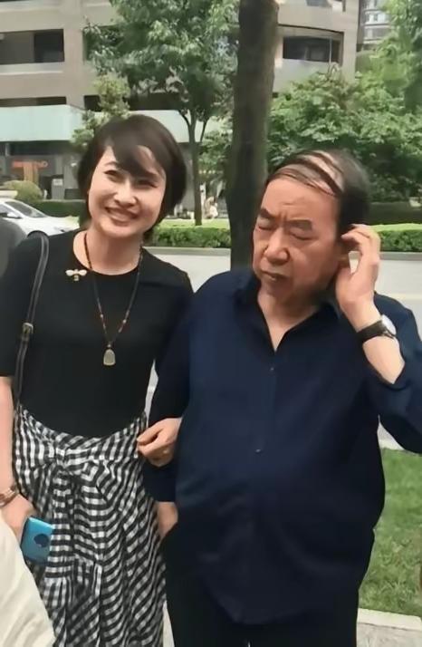 1996年，44岁的贾平凹，娶27岁的护士郭梅为妻。婚后，他问妻子：“我每周可不