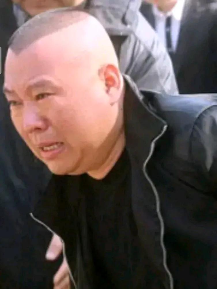 画家罗真太敢说了！昨天罗真直播时表示：郭德纲太伟大了，不拿一分补助，人家两口子自