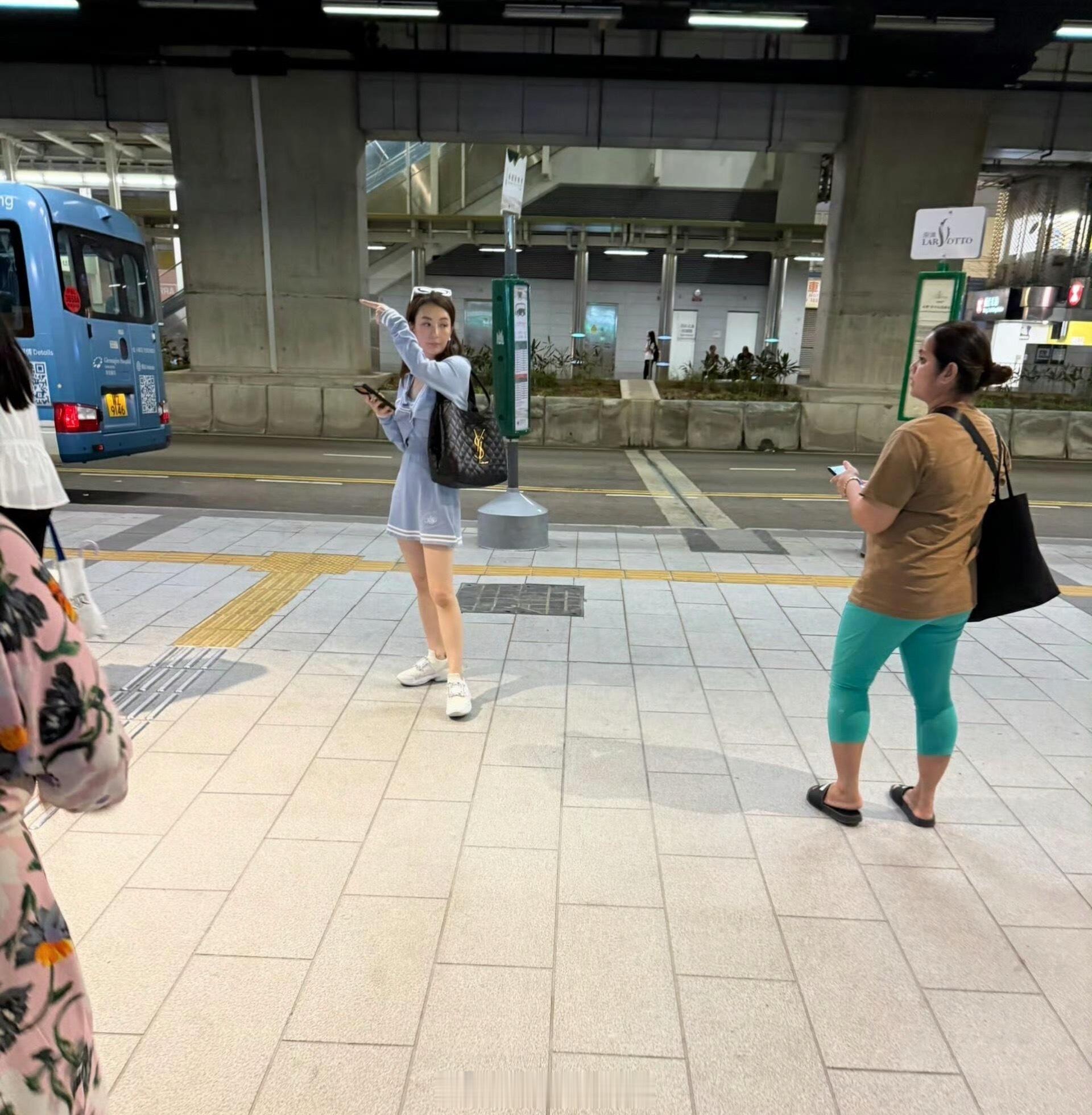 偶遇方媛带女儿逛街两个女儿活泼可爱，方媛状态松弛，跟菲佣阿姨边走边聊。这种偶遇帖