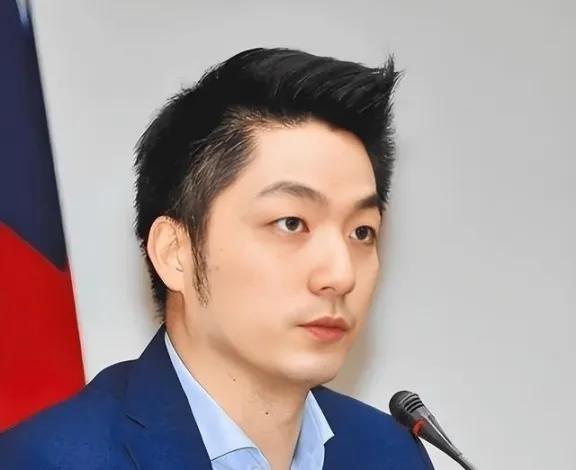 记者曾问蒋万安：你是台湾人还是中国人？蒋万安的回答出乎预料。他说：我是台湾人，是