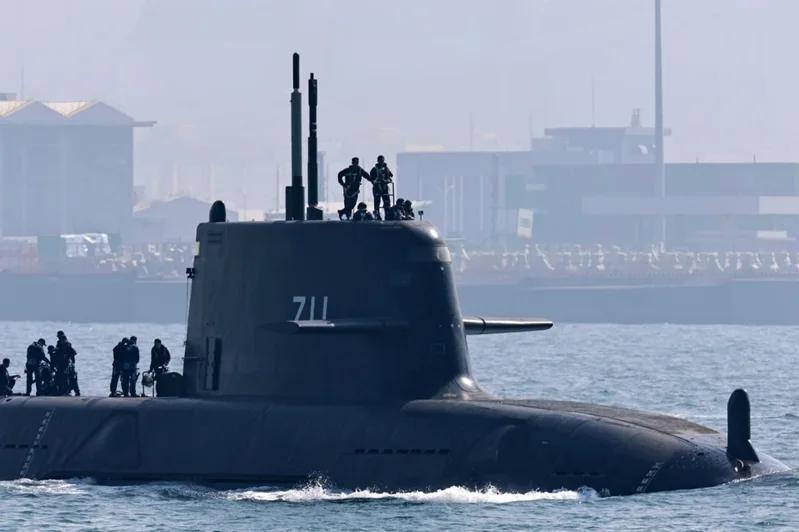 台湾说这是历史性时刻
什么事？

台湾自己建造的潜艇海鲲号
可以沉下去然后浮上来