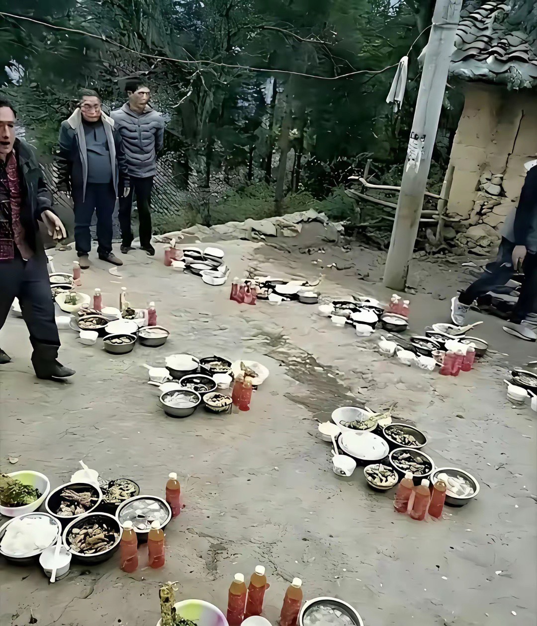 地上吃席，这是哪里的风俗？ 