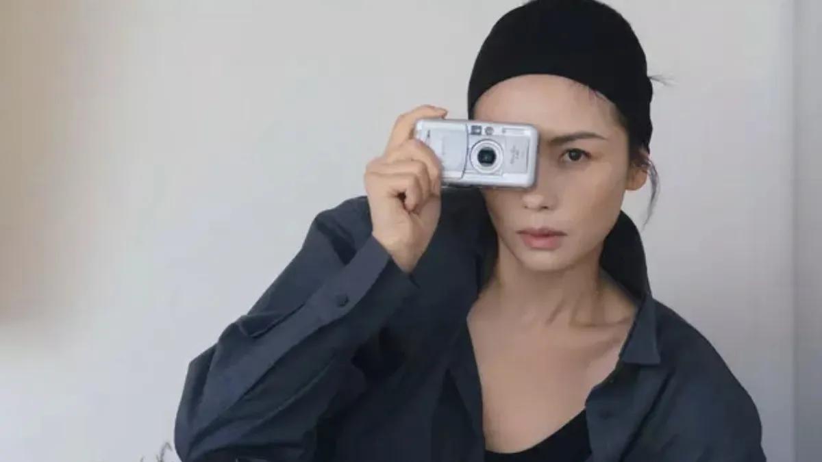 刘涛近日以一组时尚写真惊艳亮相，她手握复古CCD相机，仿佛穿越时光，捕捉着每一个