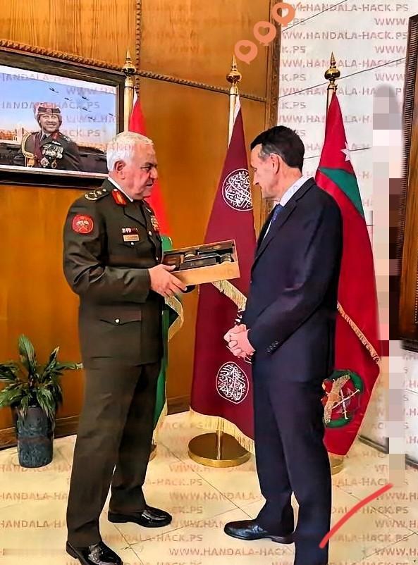 约旦、卡塔尔的高官，刚在电视上骂完以色列，转头就钻进了密室。
和以色列前国防总长