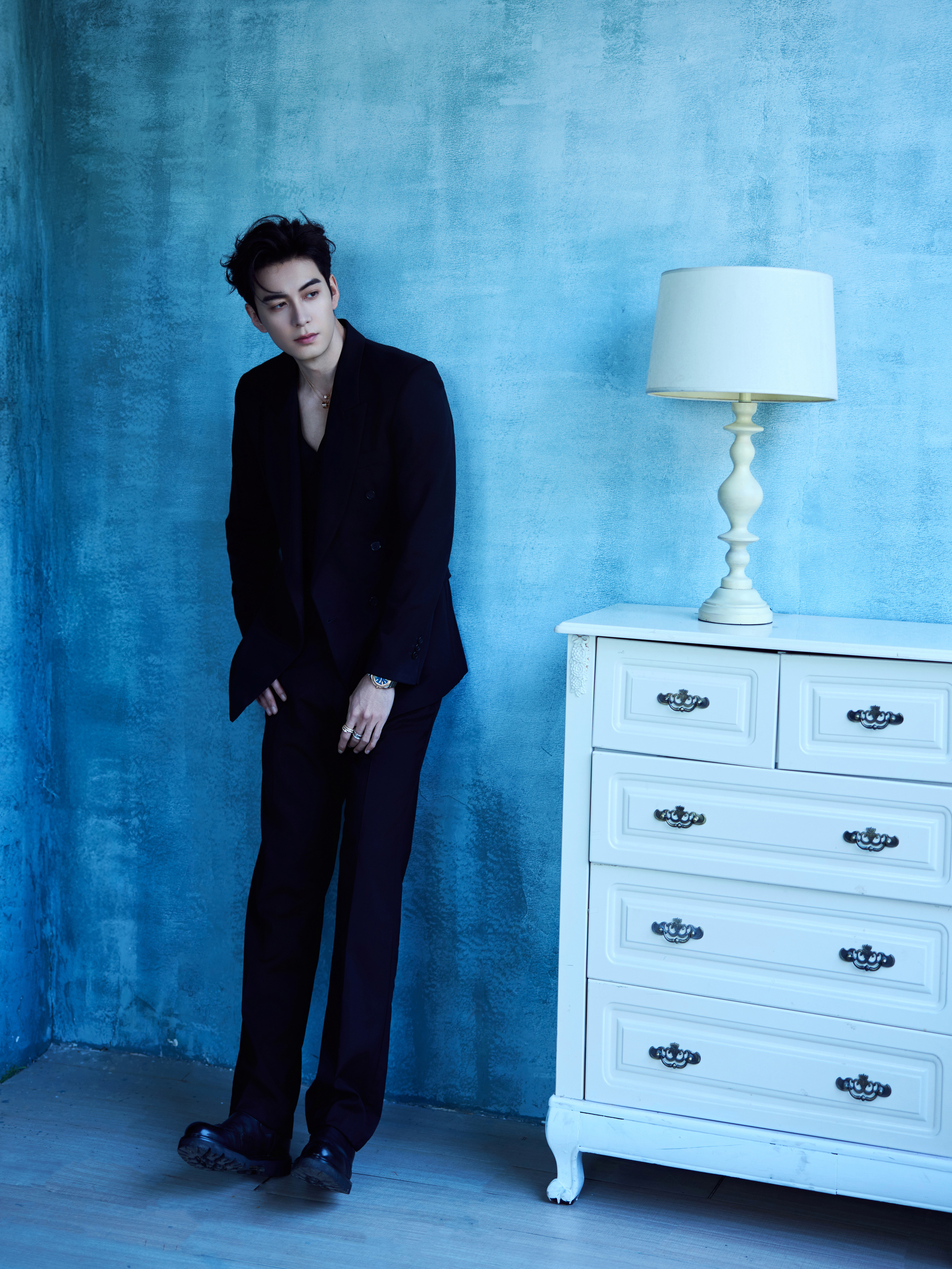 陈星旭 📸 一组优雅静谧的造型大片，修身裁剪的V领西装搭配 BVLGARI 珠