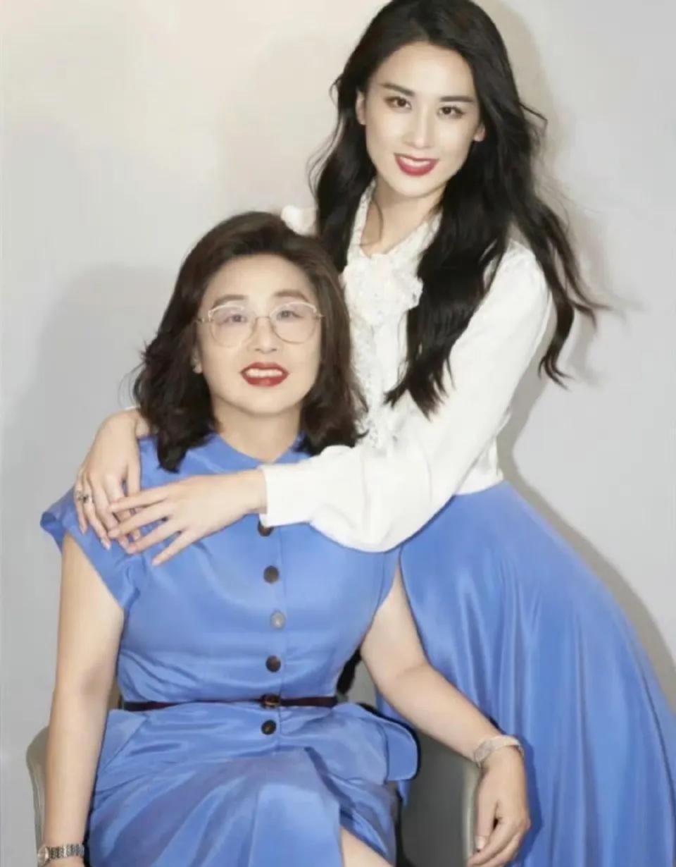 当年，黄圣依结婚时没有通知父母，妈妈在电视上看到女儿结婚，很不解：“她怎么找了这