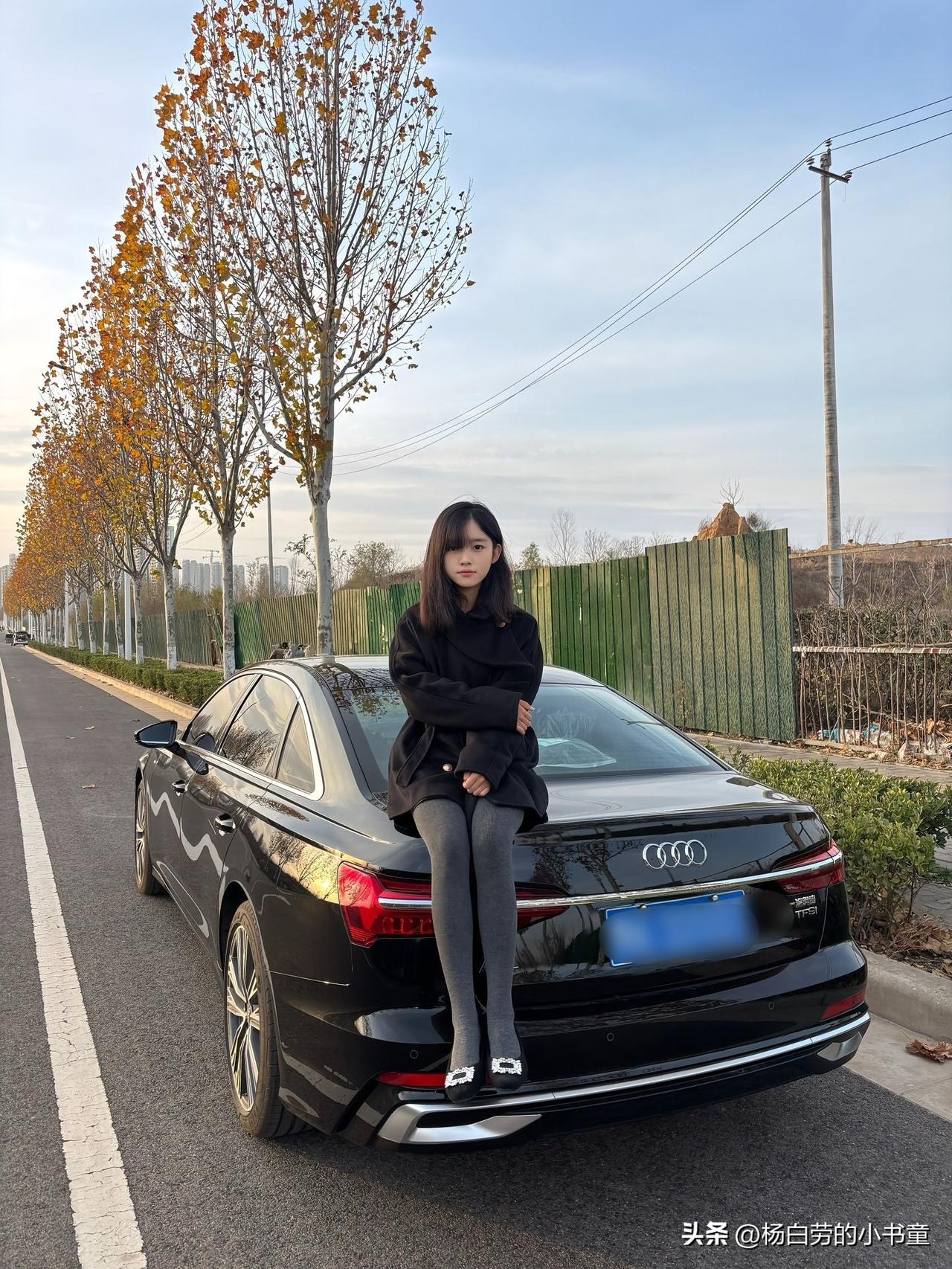 姐姐轿车不是这样坐的
以前开拖拉机可以这样坐
奥迪车咱们要坐车里才安全
女生开车