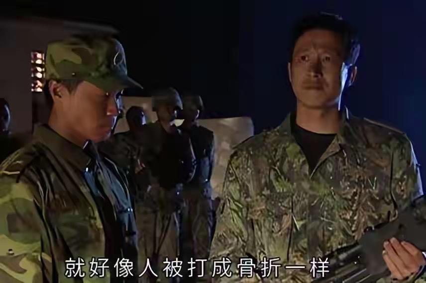 士兵突击中袁朗是个怎样的人？

袁朗到底是一个怎么样的人，他敏锐，他狡黠，他慧眼
