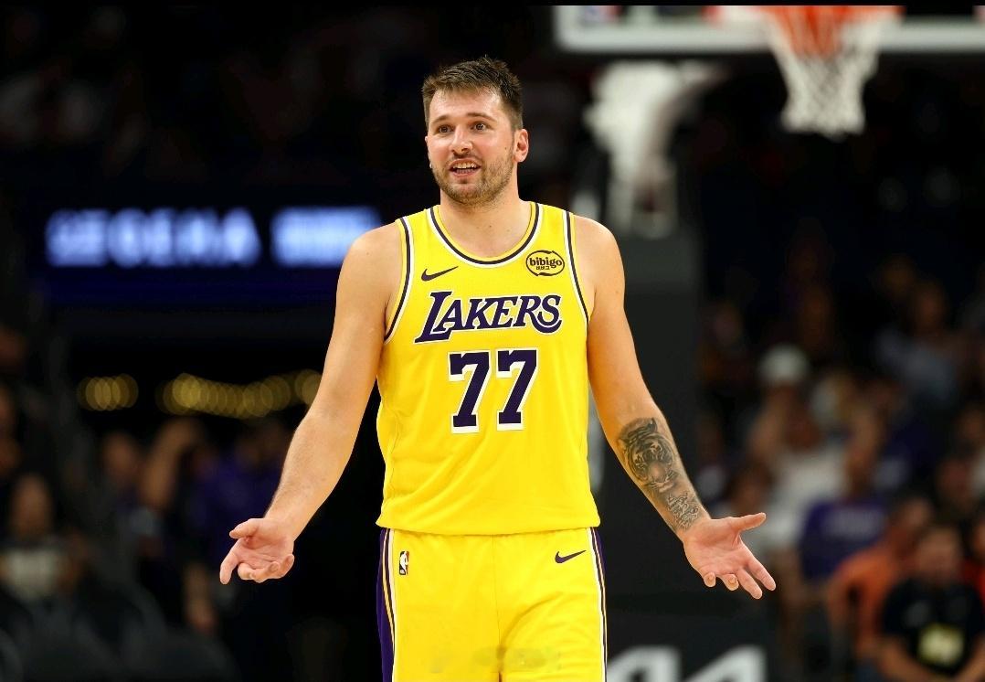 湖人vs热火布朗尼空接暴扣NBA常规赛，湖人今日130-120战胜太阳，取得了三