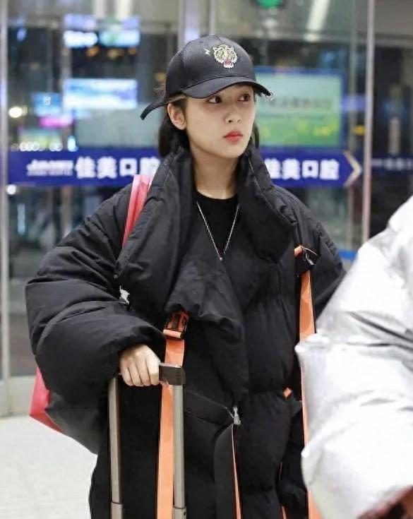 杨紫这机场穿搭也太会了！
 
黑羽绒服配红运动裤，撞色拿捏得刚好，棒球帽一戴，又