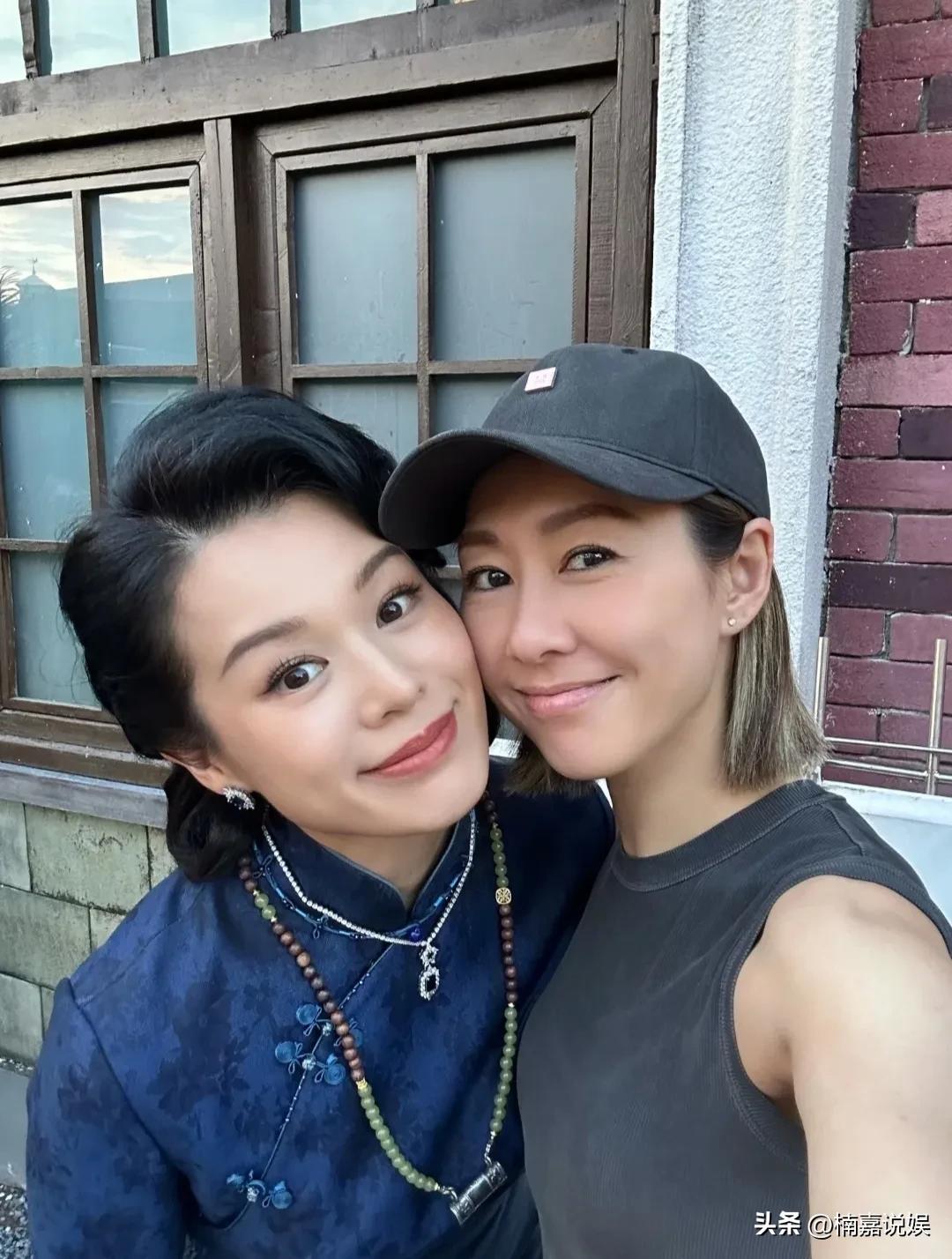 港剧演员胡定欣现身横店，探班好友胡杏儿，看她俩人同框，不得不感叹，港星就是会保养