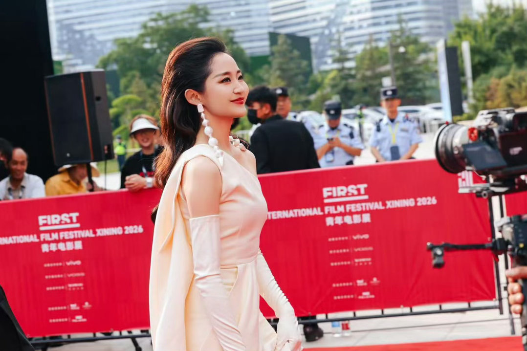 我是演员万千惠、万千惠从浪姐到大银幕聚光灯从综艺舞台转向电影镜头，万千惠迎来事业